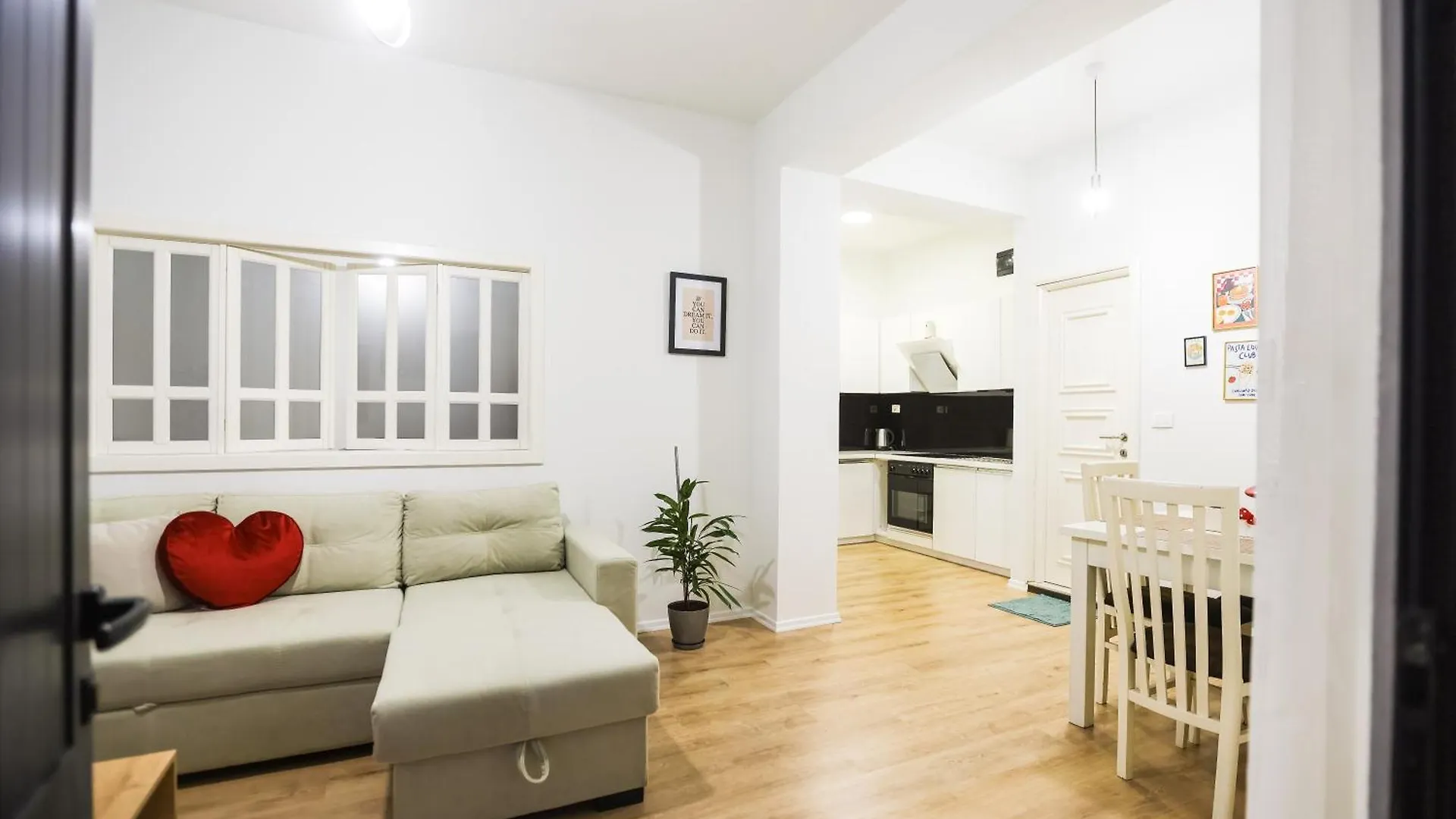 At Bazaar Central Apartment تيرانا