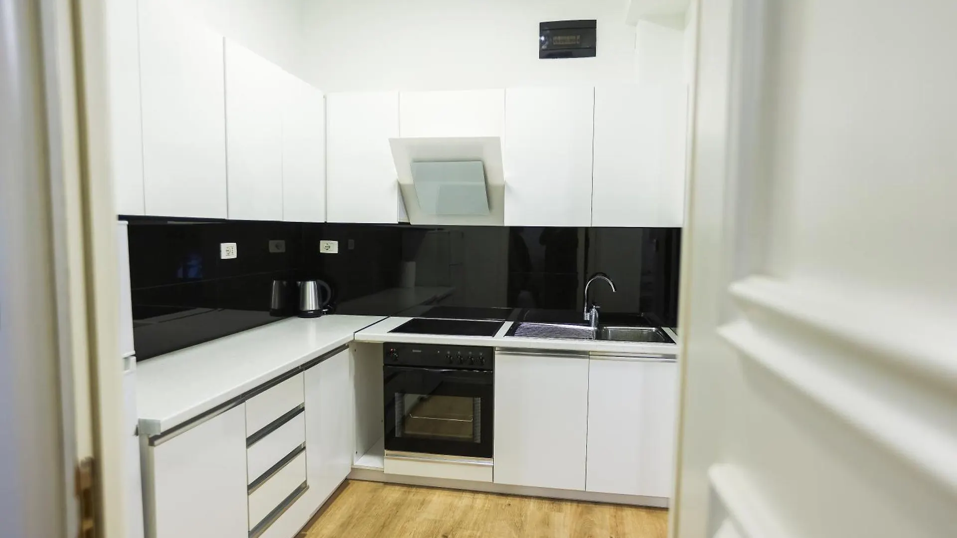 At Bazaar Central Apartment تيرانا